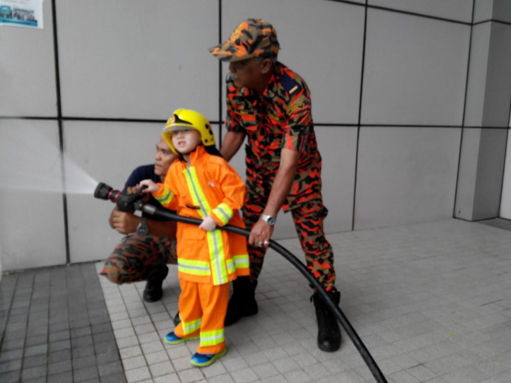 Trak dan kelengkapan Balai Bomba