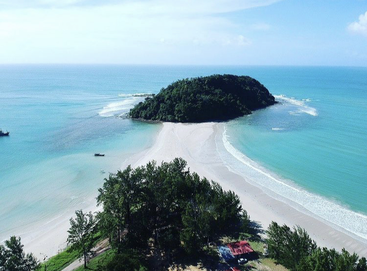 Landskap indah Gunung Kinabalu sebagai latar belakang simbolik tempat menarik di Sabah.