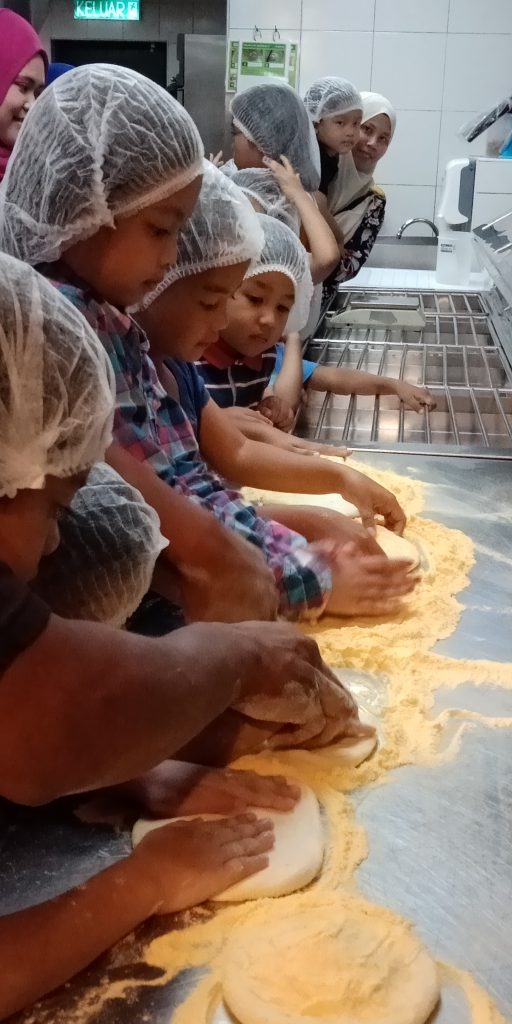 Proses penyediaan pizza di Domino's Pizza