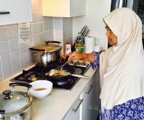 Ibu memasak di dapur untuk anak