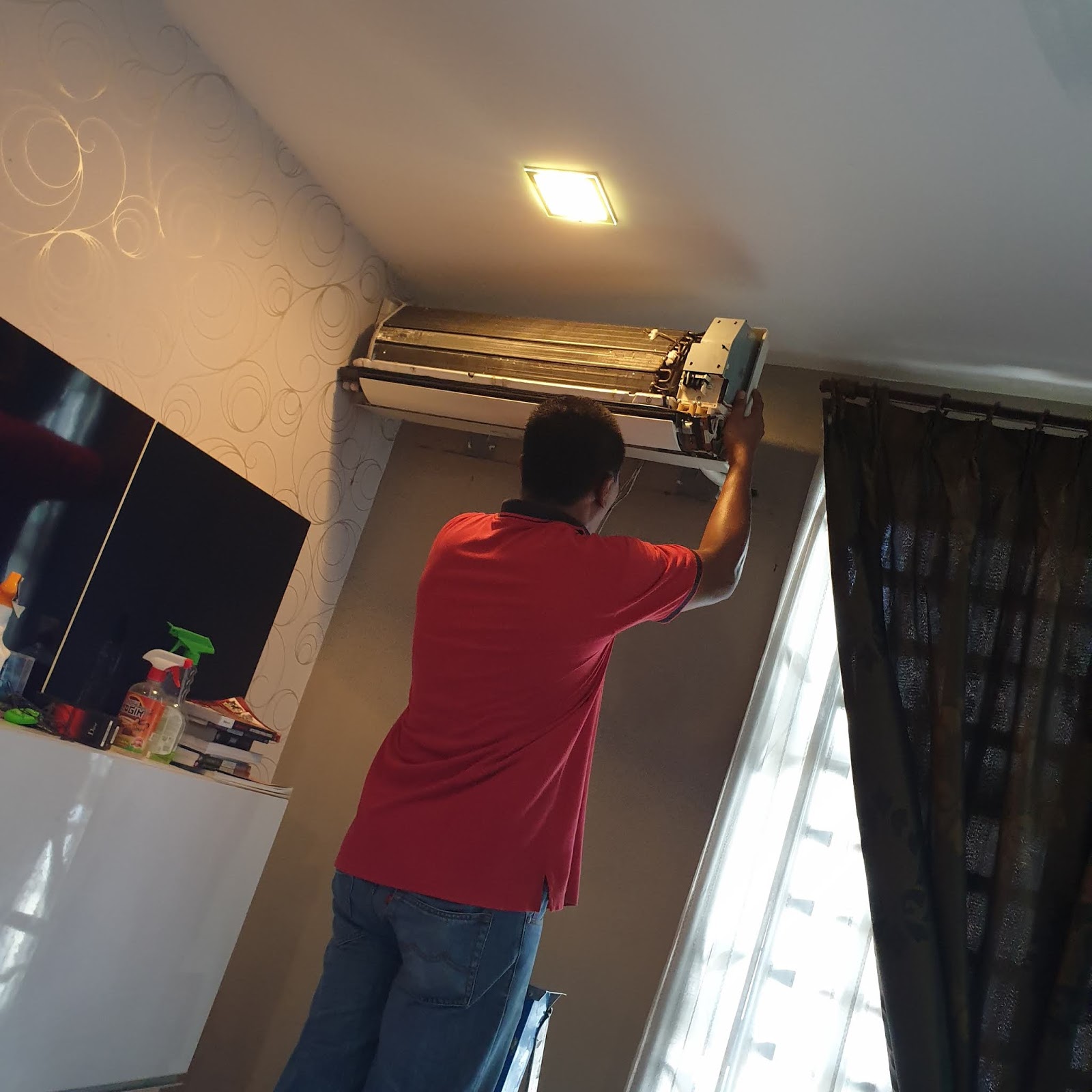 Gambar unit aircond dalaman di dinding rumah yang bersih dan berfungsi dengan baik.