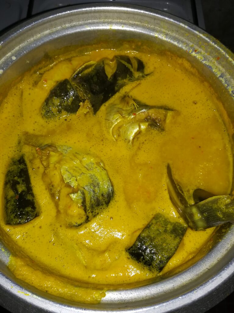 Tempoyak kuning segar dalam bekas