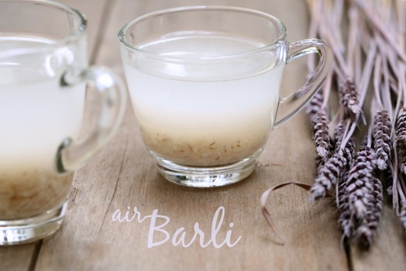 Secangkir air barli suam