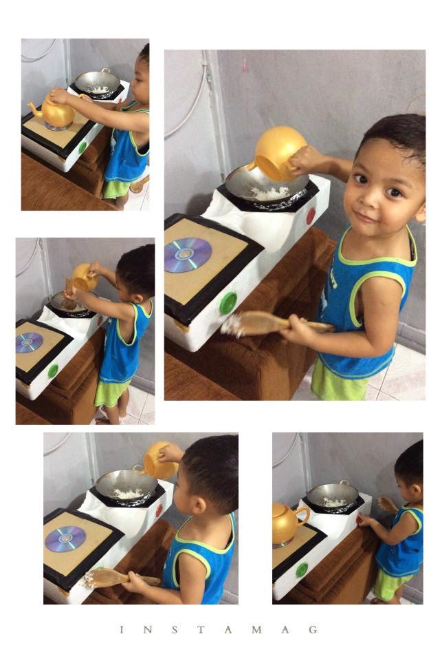 Anak perempuan bermain memasak di dapur mainan buatan sendiri
