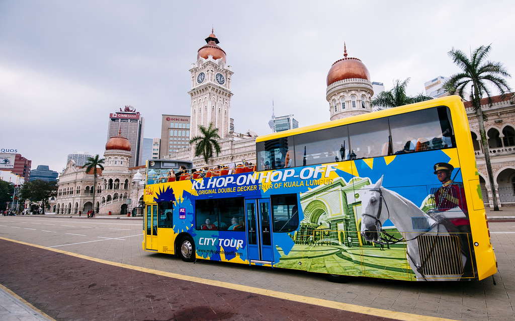 Pemandangan malam Pintasan Saloma berlatarkan lampu LED berwarna-warni dan Menara Kuala Lumpur