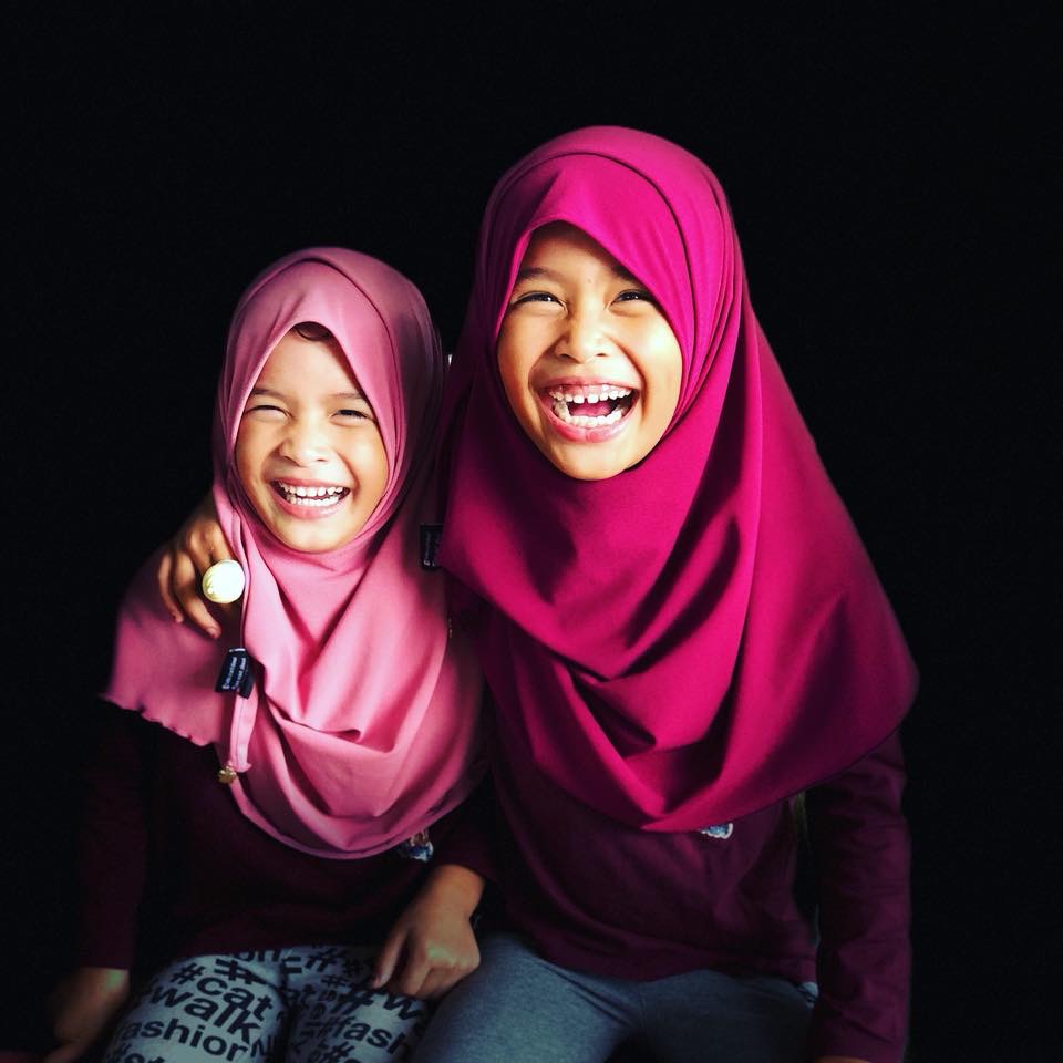 Ibu mengajar anak membaca buku