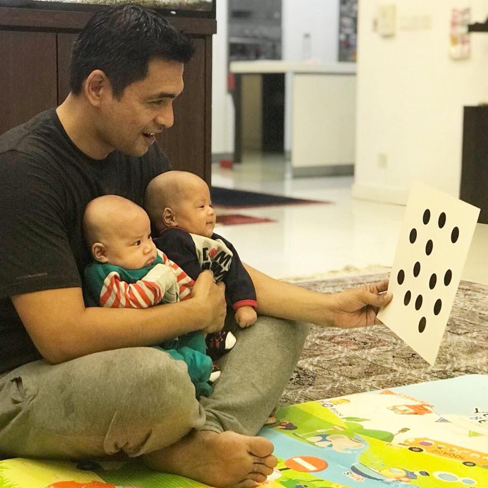 Anak kecil bermain dengan blok binaan