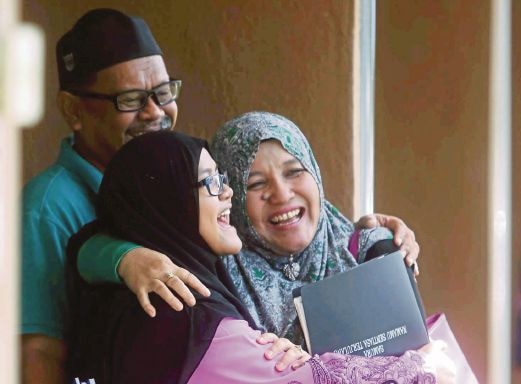 Remaja lelaki membaca buku