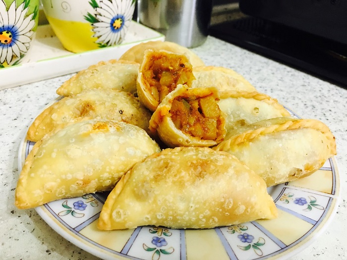 Gambar karipap sardin yang telah digoreng dengan kulit yang kelihatan garing dan rangup.