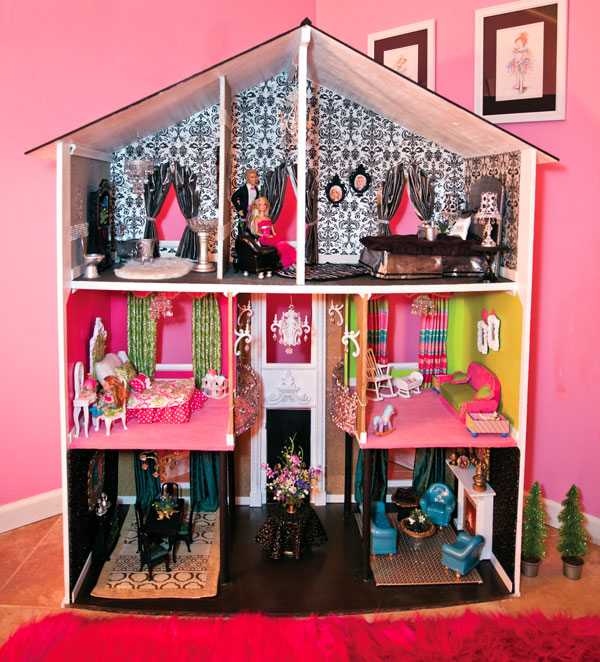 Rumah boneka mini dengan perabot dan figur