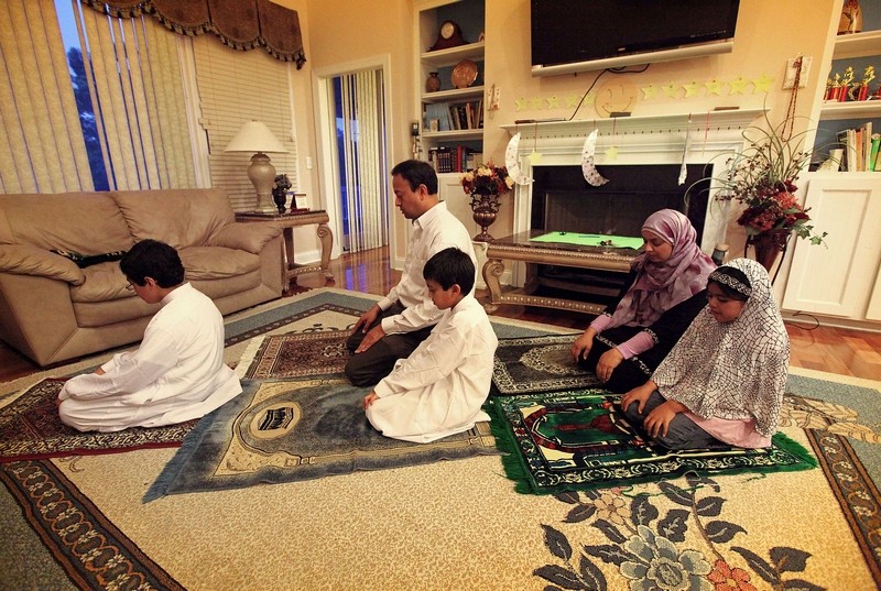 Lelaki berjemaah menunaikan solat Subuh di masjid