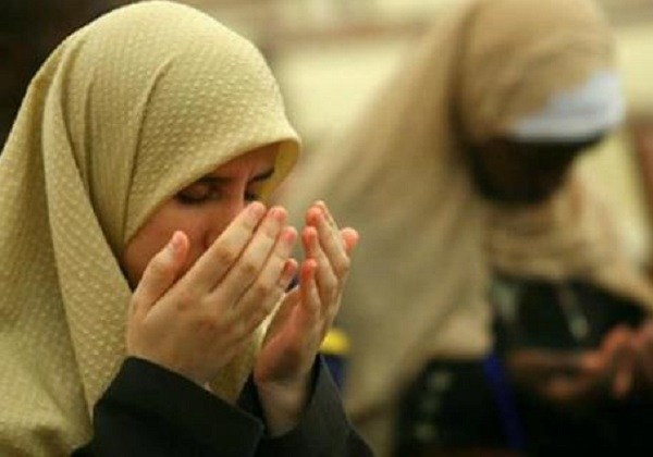 Ibu menadah tangan berdoa untuk anak dan pasangan