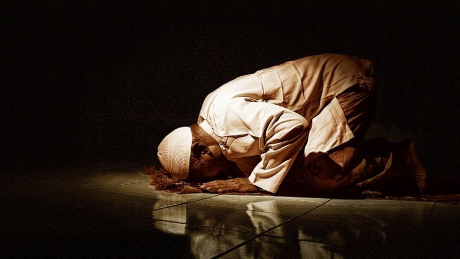 Lelaki sujud berdoa khusyuk dalam solat