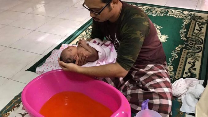 Pasangan suami isteri sedang bersenam untuk kesihatan