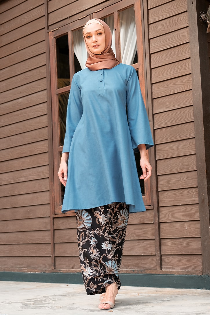 Koleksi pelbagai jenis baju kurung tradisional kebangsaan Malaysia warisan berzaman