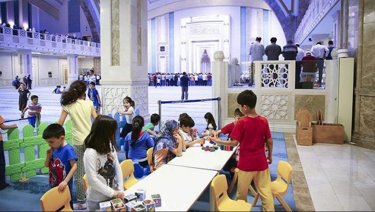 Suasana kanak-kanak bermain di ruangan sudut mesra kanak-kanak di dalam masjid sempena bulan Ramadan.