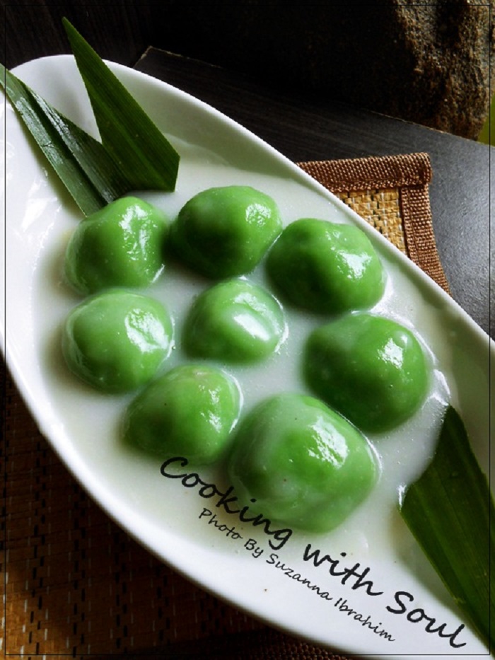 Gambar kuih badak berendam tradisional yang telah siap dimasak bersama santan