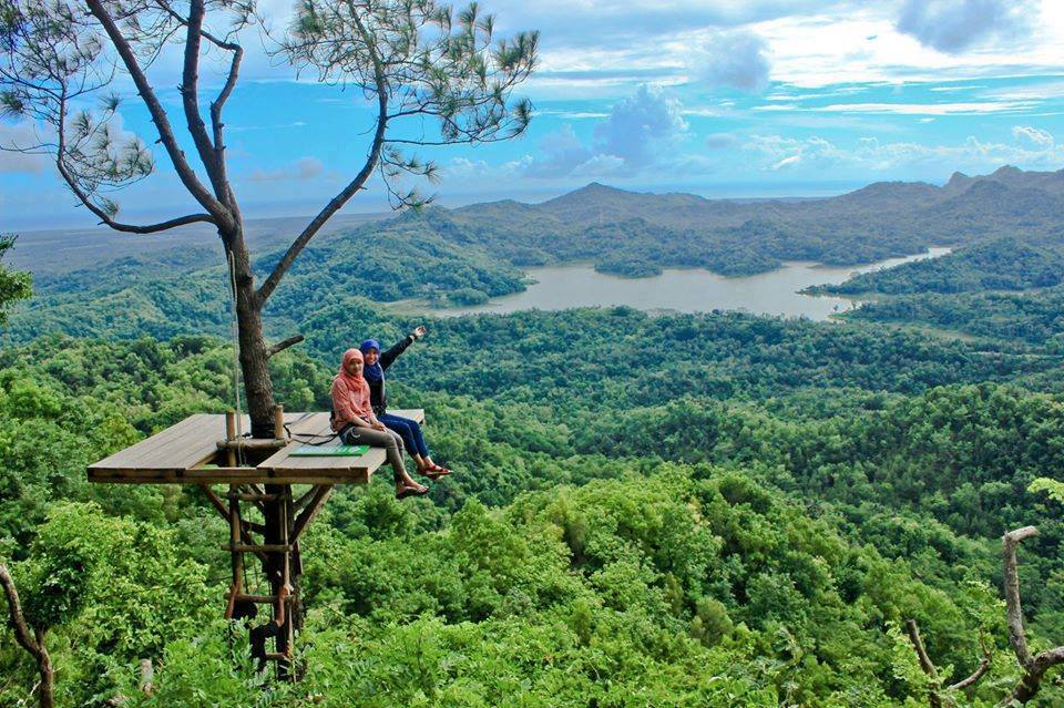 Pemandangan Candi Borobudur yang menjadi salah satu tempat menarik di Yogyakarta.