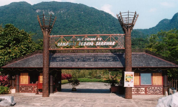 Rumah panjang di Kampung Budaya Sarawak