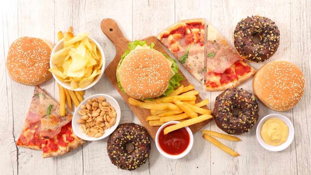 Pelbagai jenis makanan segera seperti burger dan kentang goreng yang boleh memberi kesan buruk kepada kesihatan.