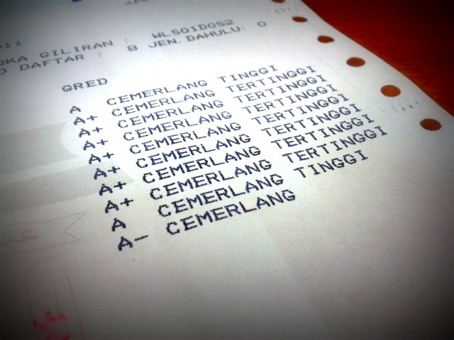 Gambar pelajar menyemak keputusan peperiksaan SPM yang cemerlang dengan wajah risau memikirkan realiti masa depan.