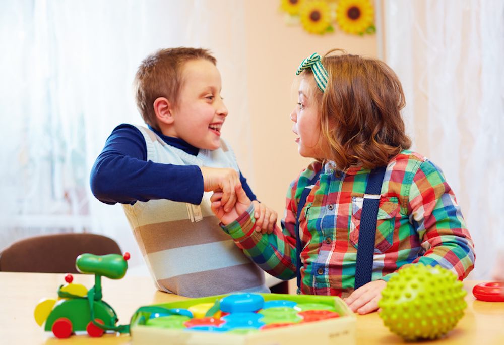 Kanak-kanak bermain bersama semasa sesi pembelajaran untuk anak autism.