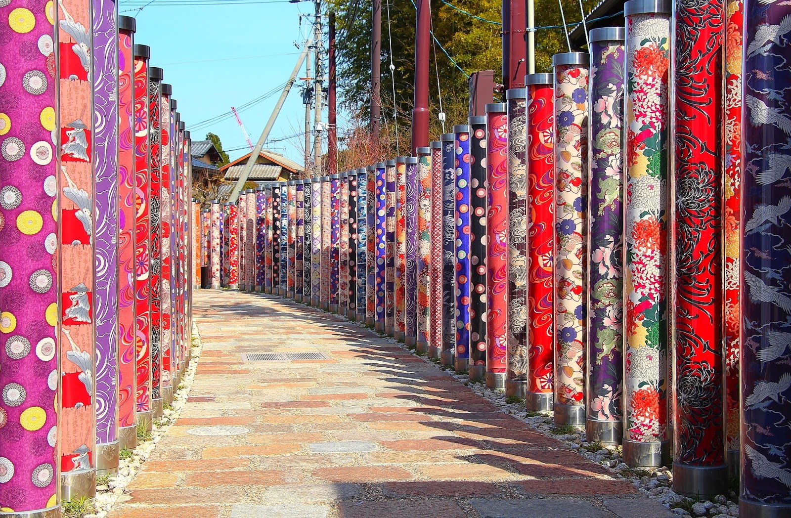 Instalasi tiang kimono berwarna-warni