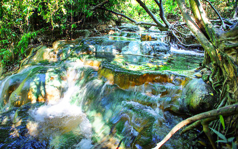 Kolam air panas semula jadi Klong Thom dikelilingi hutan