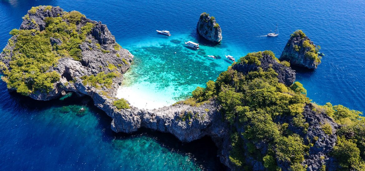 Pemandangan pantai cantik di Koh Lanta
