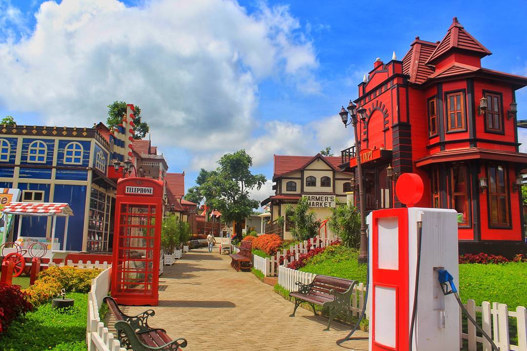 Taman permainan di Kota Mini Lembang