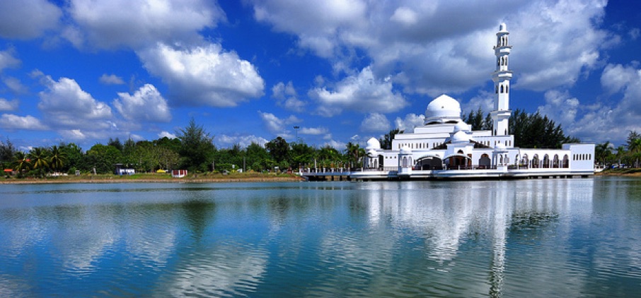 Pemandangan persisiran pantai dan bangunan di Kuala Terengganu, Terengganu.