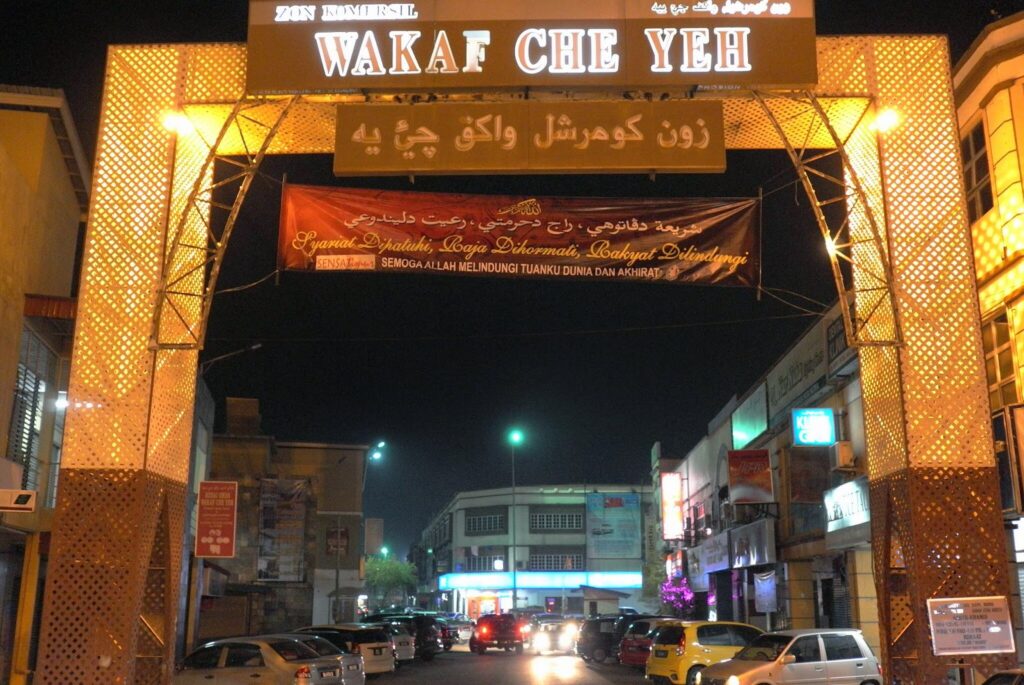 Suasana sibuk di Wakaf Che Yeh pada waktu malam