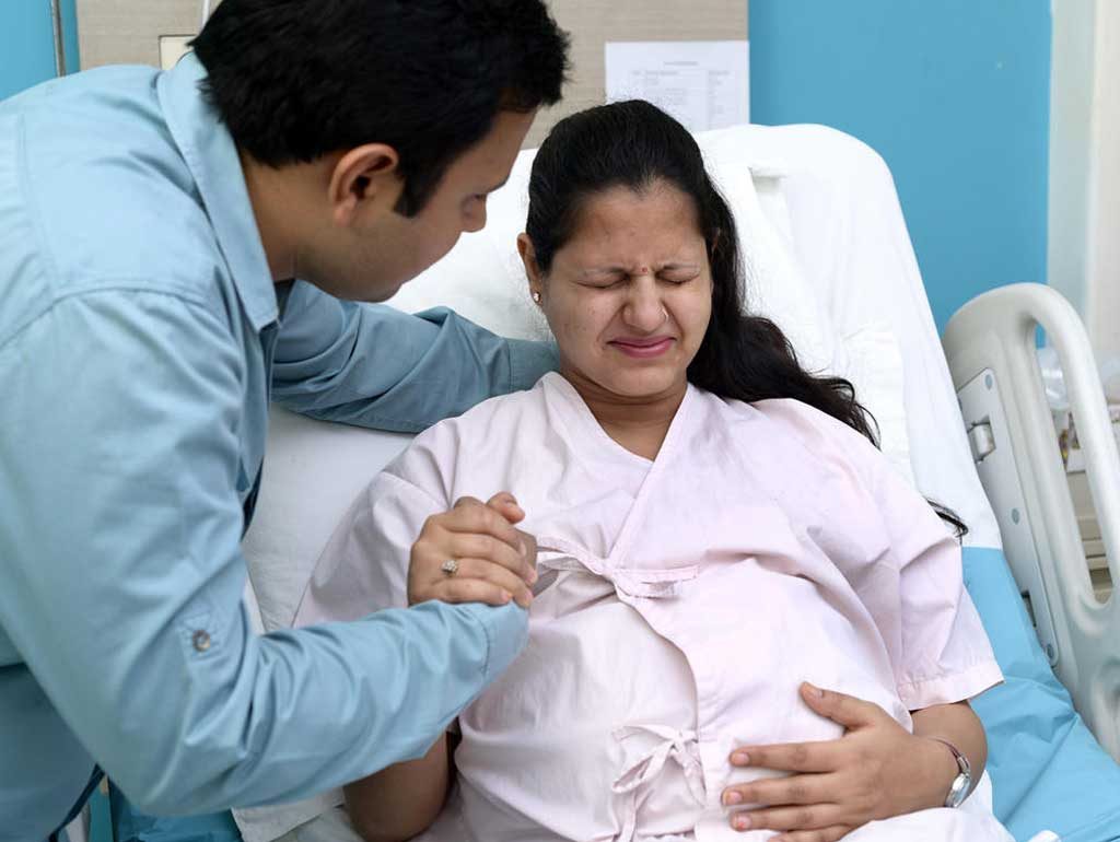 Wanita menahan sakit contraction bersalin