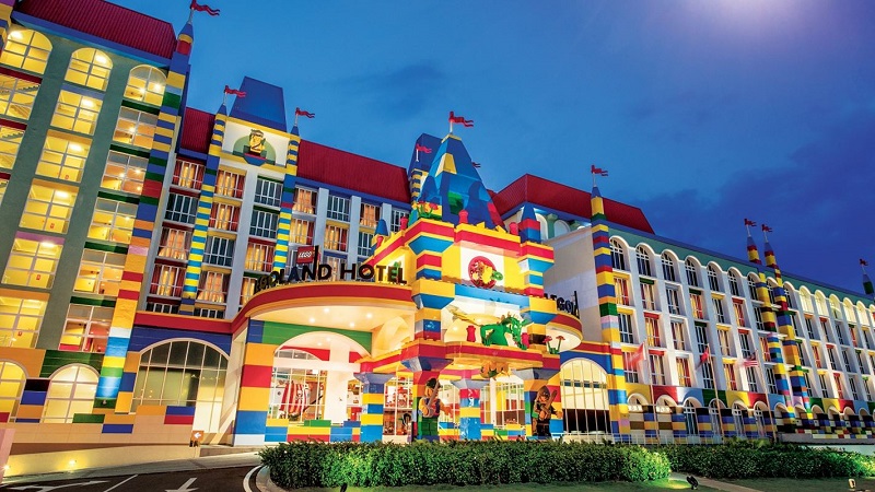 Pemandangan Legoland Johor, taman tema berwarna-warni dengan binaan Lego yang menjadi tarikan utama keluarga.
