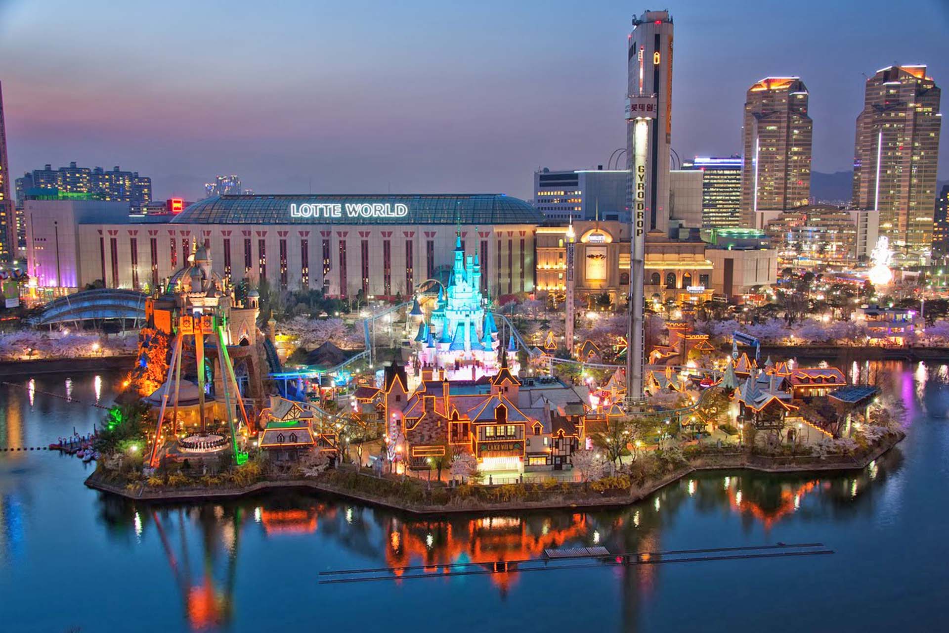 Taman tema dalaman Lotte World di Seoul