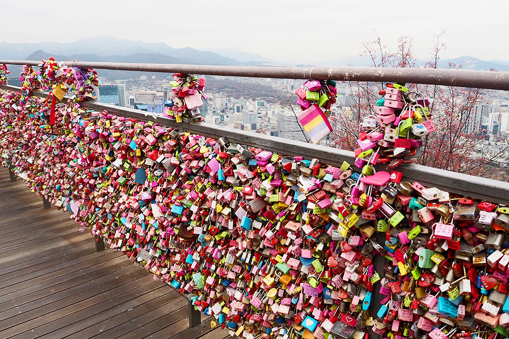 Gembok cinta pada menara N Seoul
