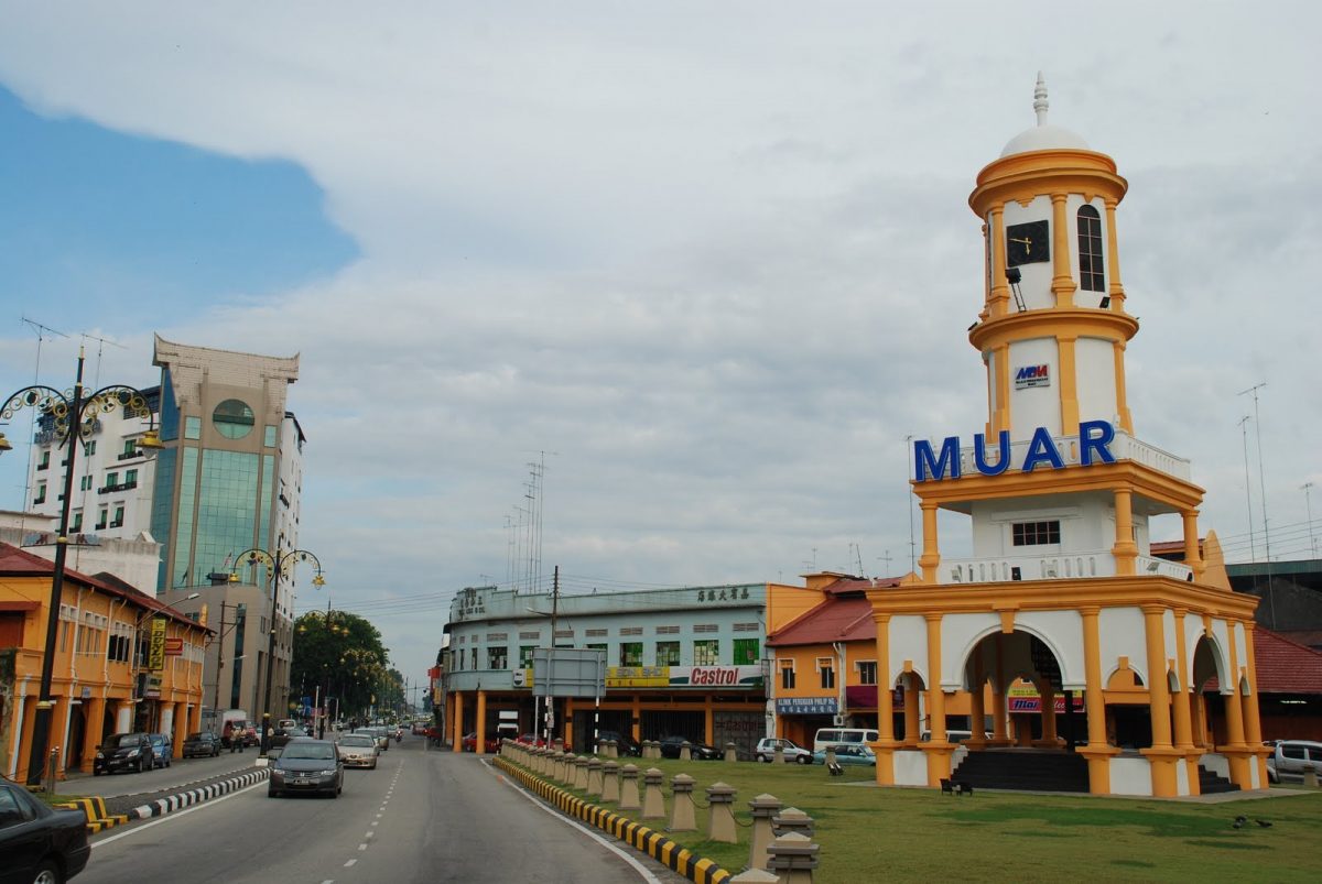 Pemandangan Menara Jam Muar dan bangunan kedai lama bersejarah di kawasan Bandar Maharani.