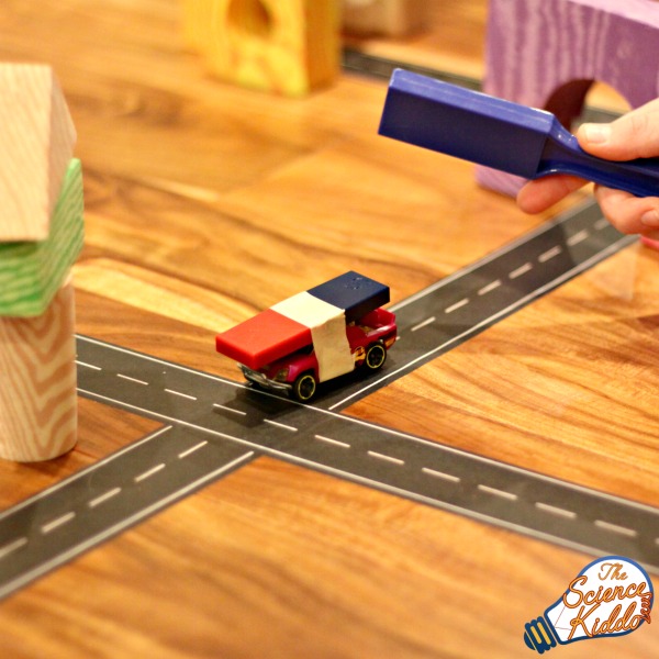 Kereta mainan dikuasakan oleh magnet
