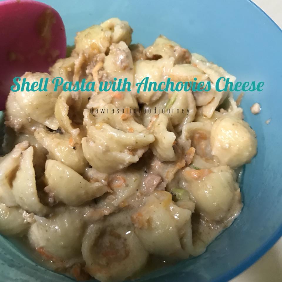 Pasta kerang dengan ikan bilis dan keju