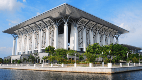 Senibina unik Masjid Besi atau Masjid Tuanku Mizan
