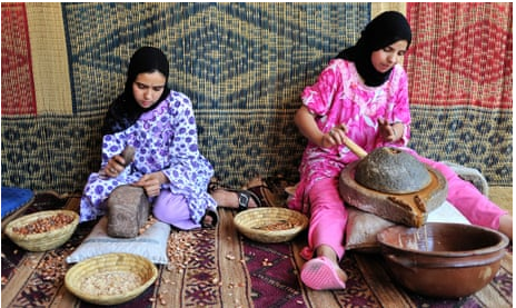 Pembuatan minyak argan secara tradisional daripada biji argan