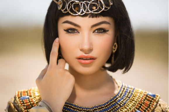 Botol minyak argan dengan buah argan di sebelahnya