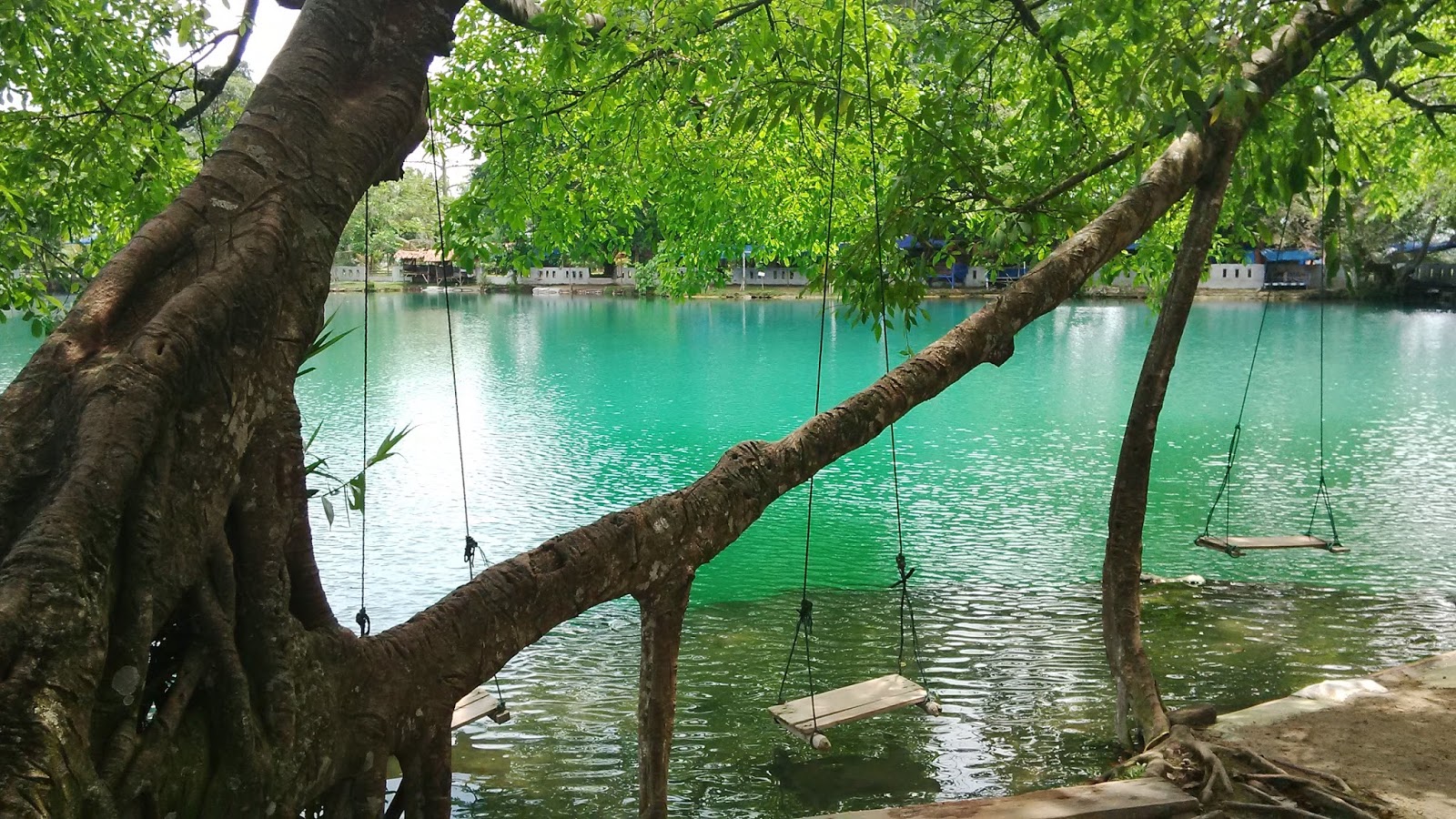 Pemandangan ikonik Danau Toba, tasik kawah gunung berapi yang luas di Medan.