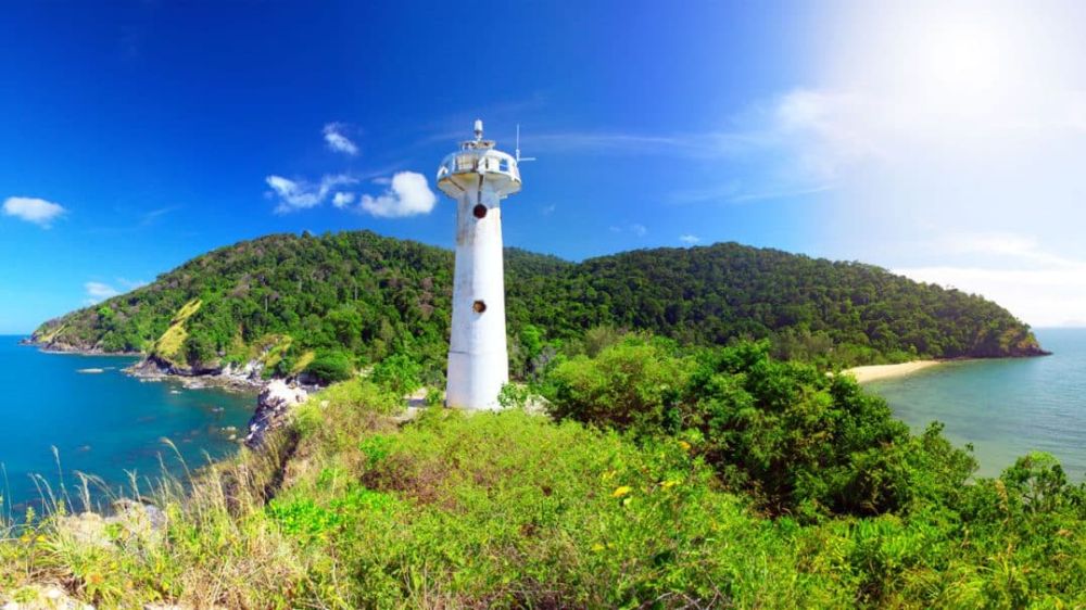 Pemandangan laut dan pulau di Taman Negara Mu Koh Lanta