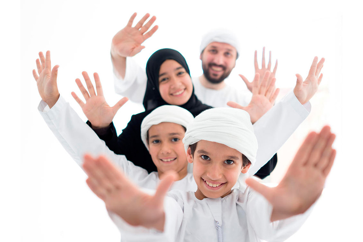 Ibu bapa dan anak kecil sedang berkegiatan bersama dengan gembira, melambangkan keibubapaan tanpa stres.