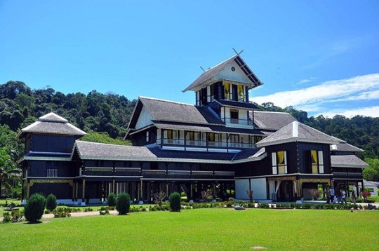 Bangunan empat tingkat Muzium Diraja Sri Menanti