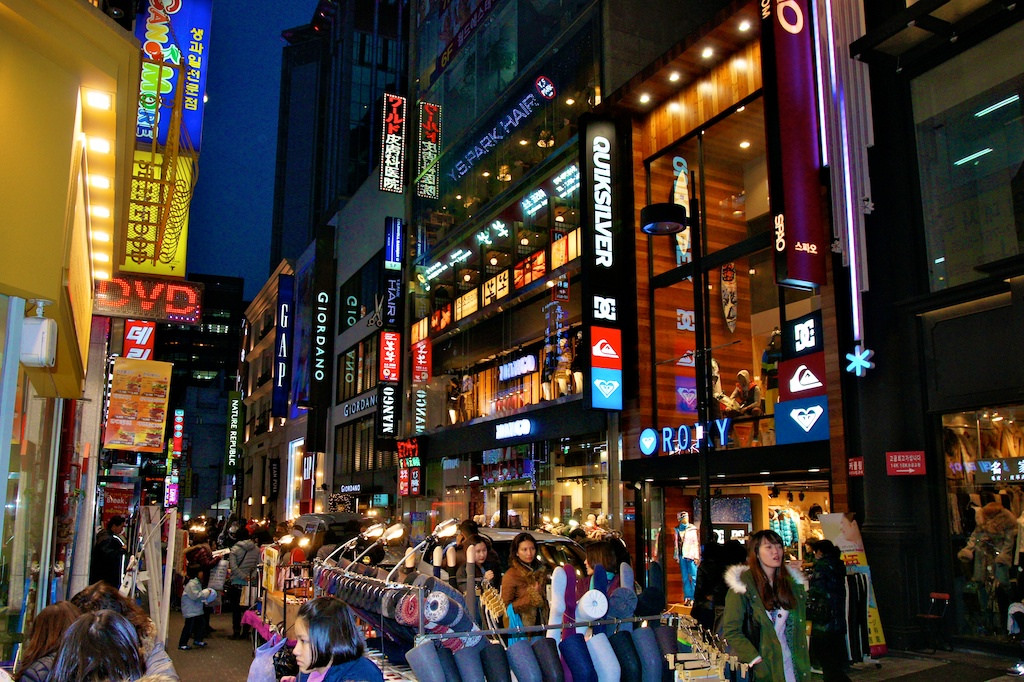 Sesak pelancong di pasar Myeongdong