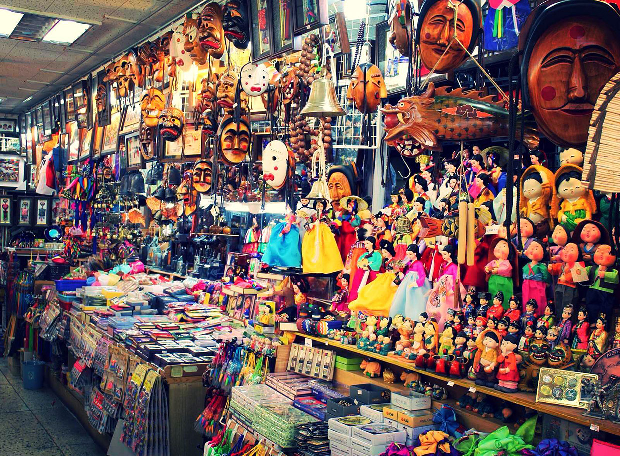 Gerbang dan deretan kedai di Namdaemun Market