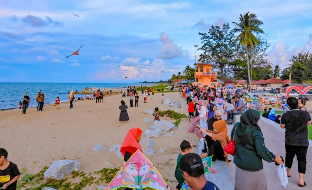 Pemandangan Pantai Cahaya Bulan Kelantan