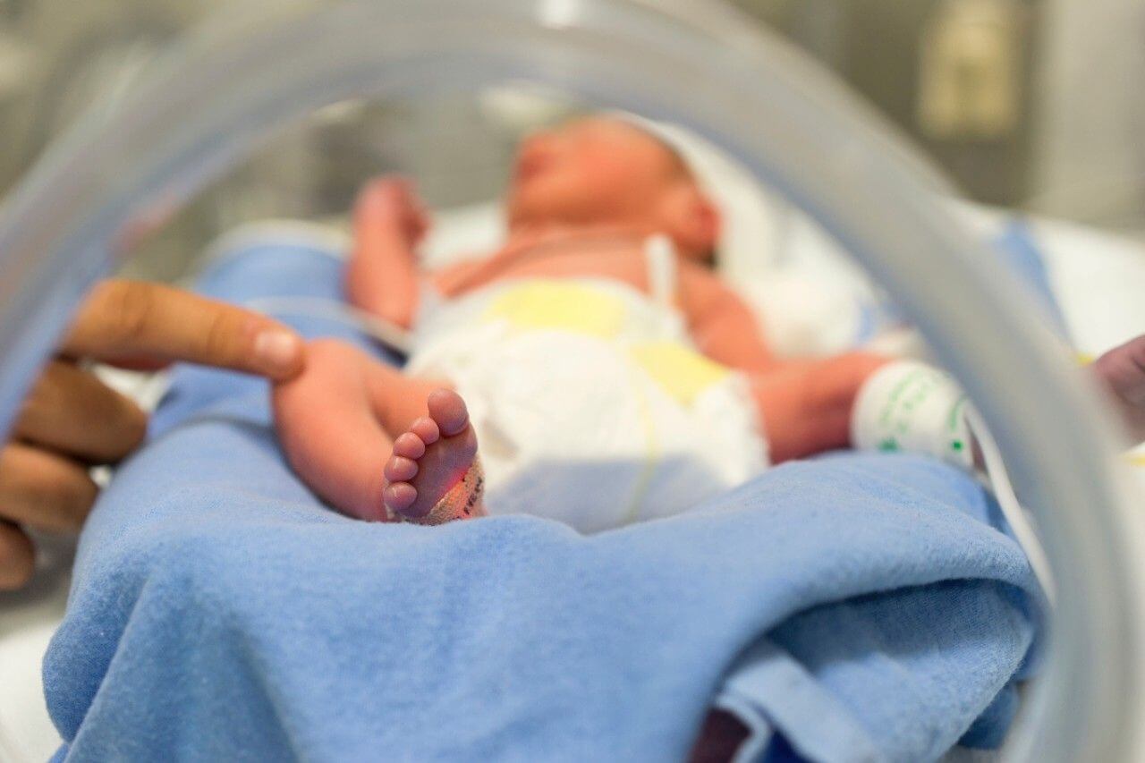 Gambar bayi pramatang berada di dalam inkubator di hospital